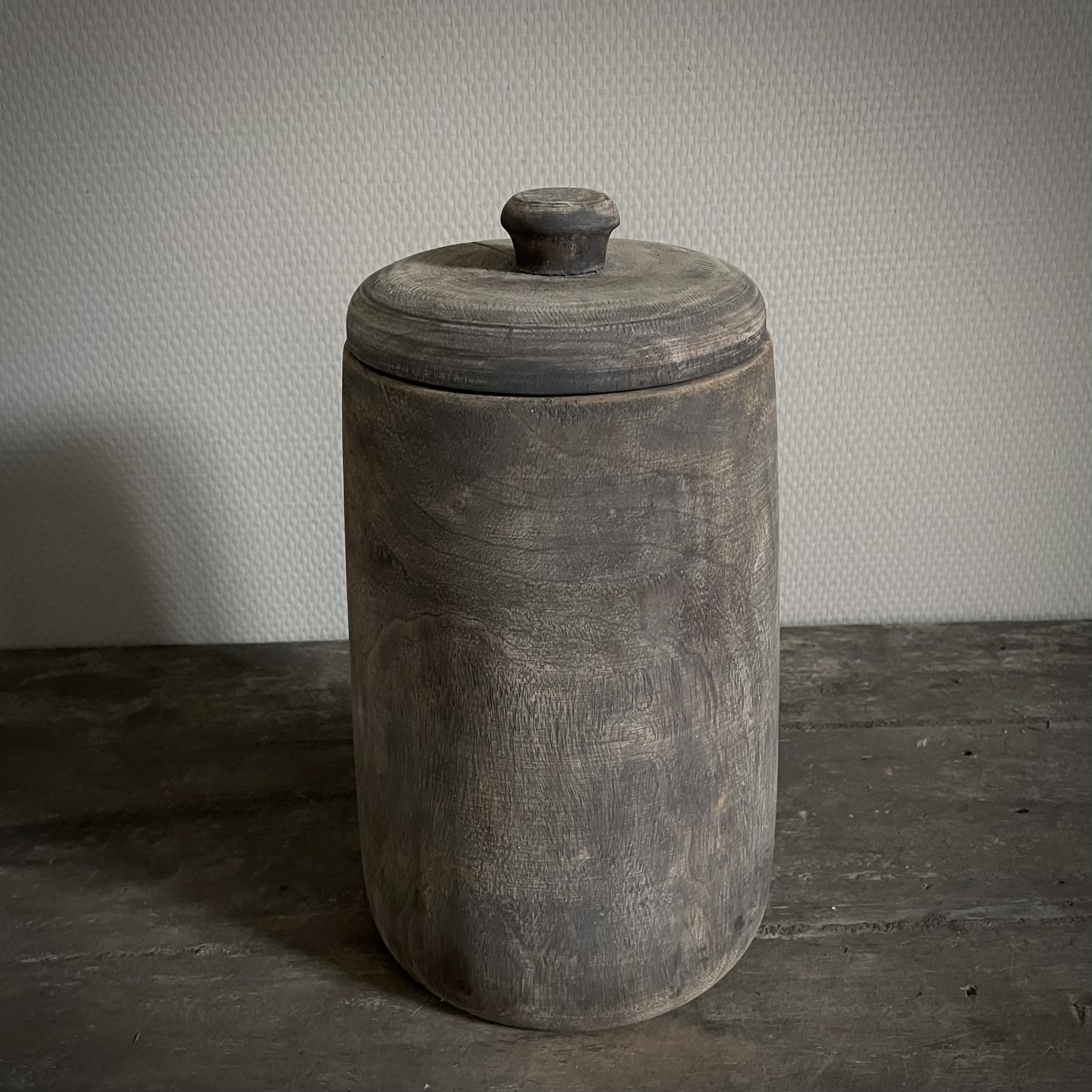 Vergrijsde houten pot (H 30 cm)