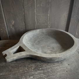 Vergrijsde houten schaal met greep ( L 38 cm.)