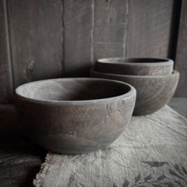 Vergrijsde houten kom/ bowl ( Dia 17 cm.)