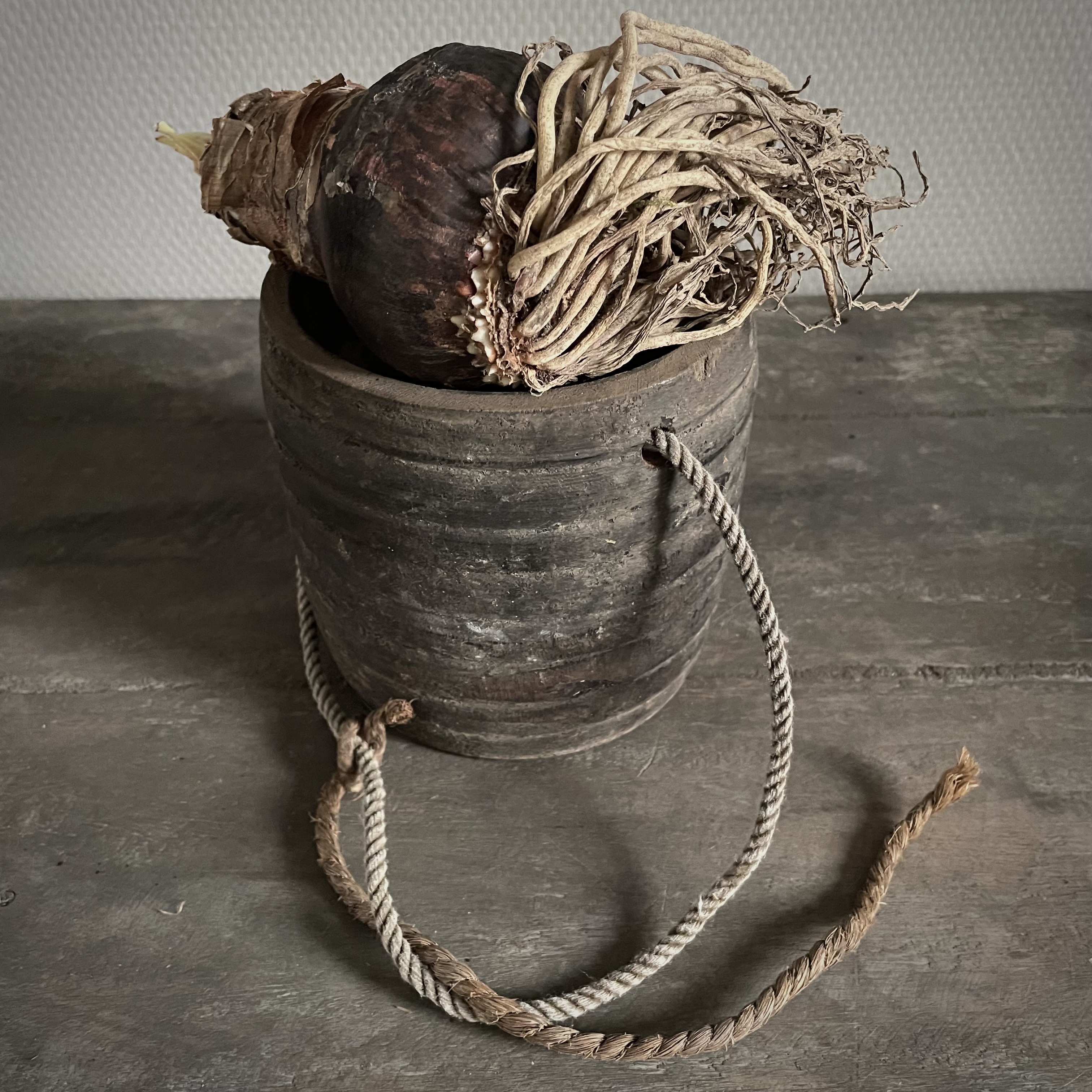 Oud Nepalees potje (H 12,5 cm)