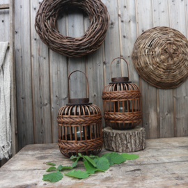 Houten lantaarn met windlicht van dik glas. (H 46 cm)