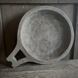 Vergrijsde houten schaal met greep ( L 38 cm.)