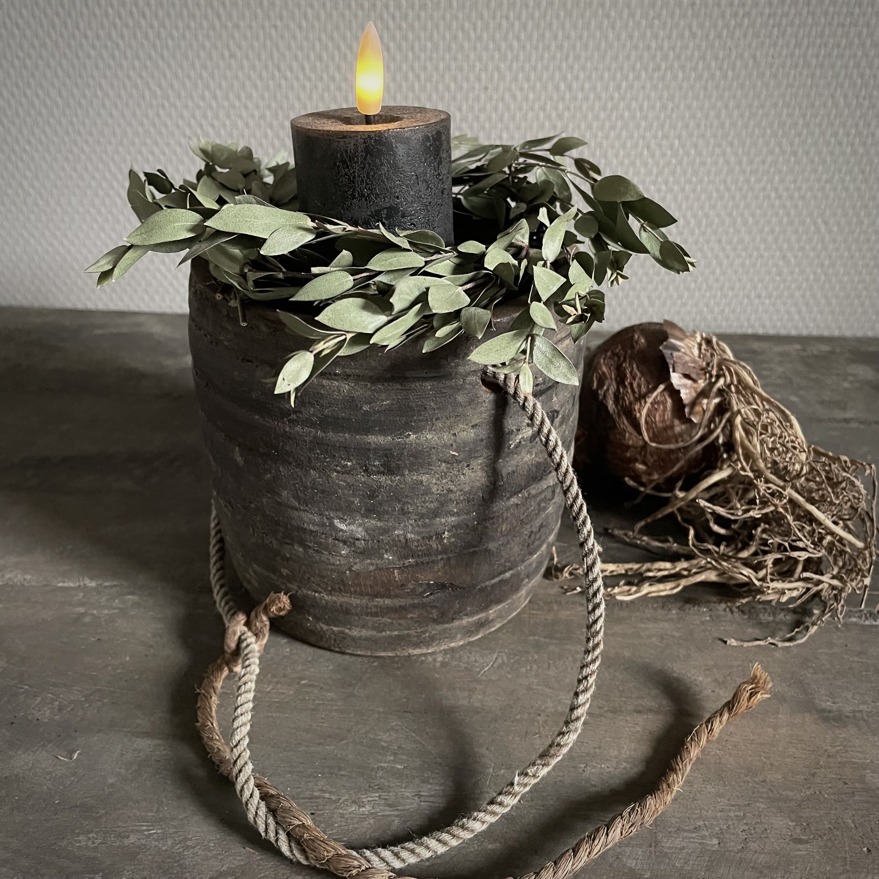 Oud Nepalees potje (H 12,5 cm)