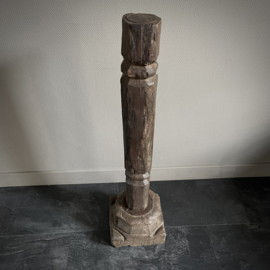 Oude Indische pilaar (H 91 cm.)
