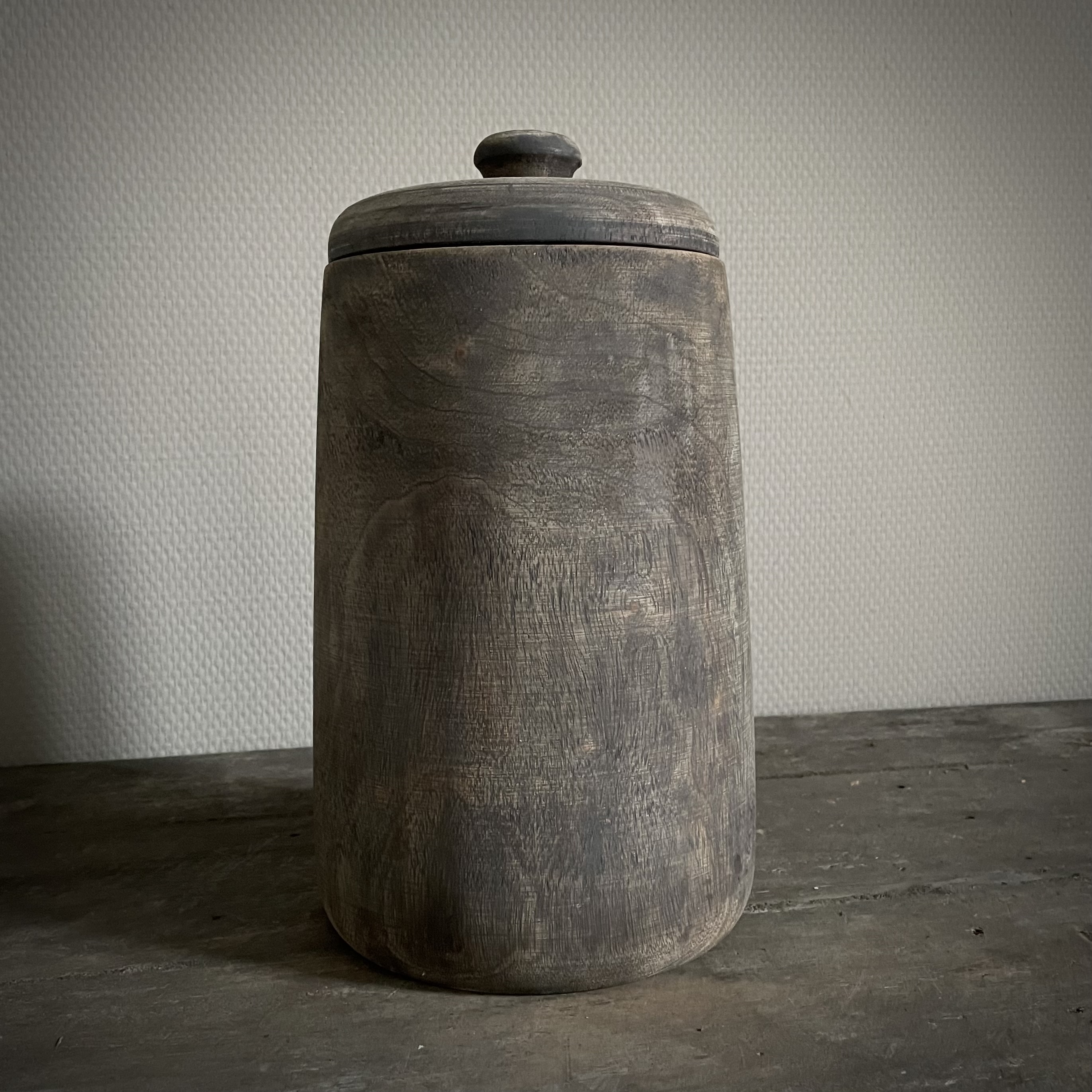 Vergrijsde houten pot (H 30 cm)