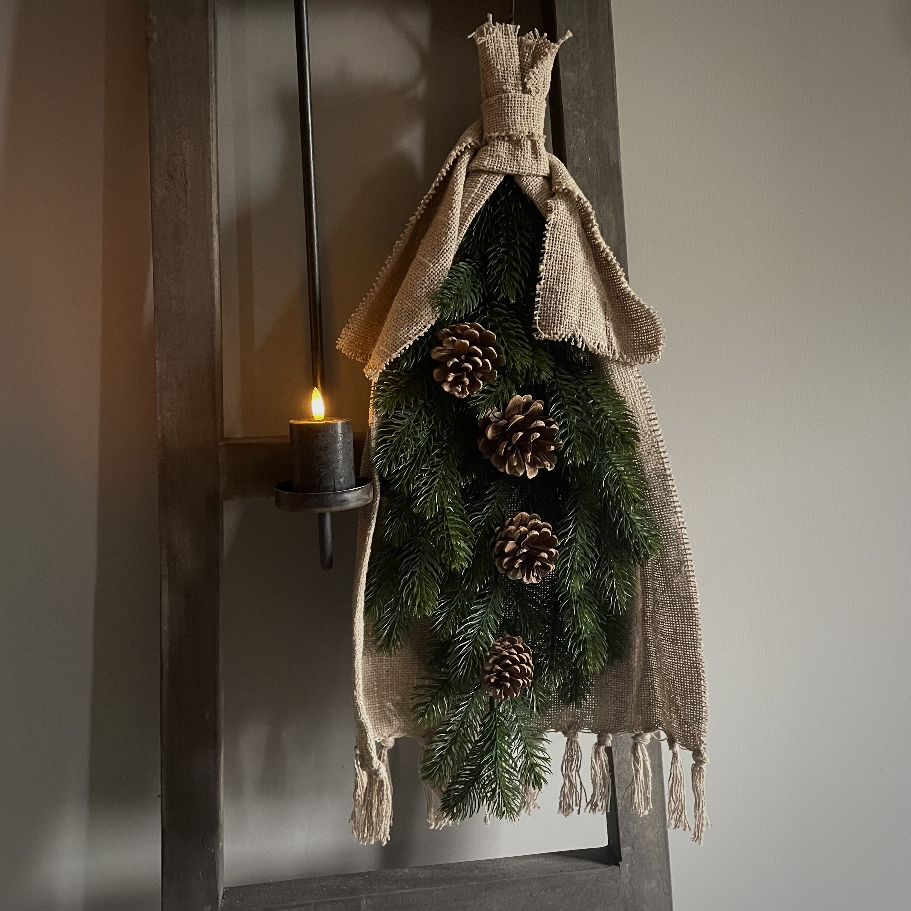XL Toef 'kunst' met dennenappels en katoen (L 65 cm)