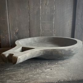 Vergrijsde houten schaal met greep ( L 38 cm.)