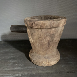 Houten 'vijzel' kandelaar (L 23,5)