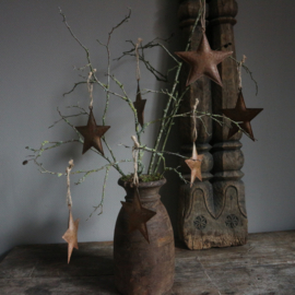 Metalen ster roest kleur aan jute M (H 12 cm)
