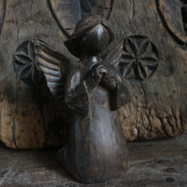 Sobere engel 'knielend' (H 13 cm)