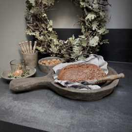 Vergrijsde houten schaal ( L 45,5 cm.)