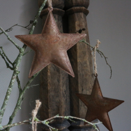 Metalen ster roest kleur aan jute M (H 12 cm)