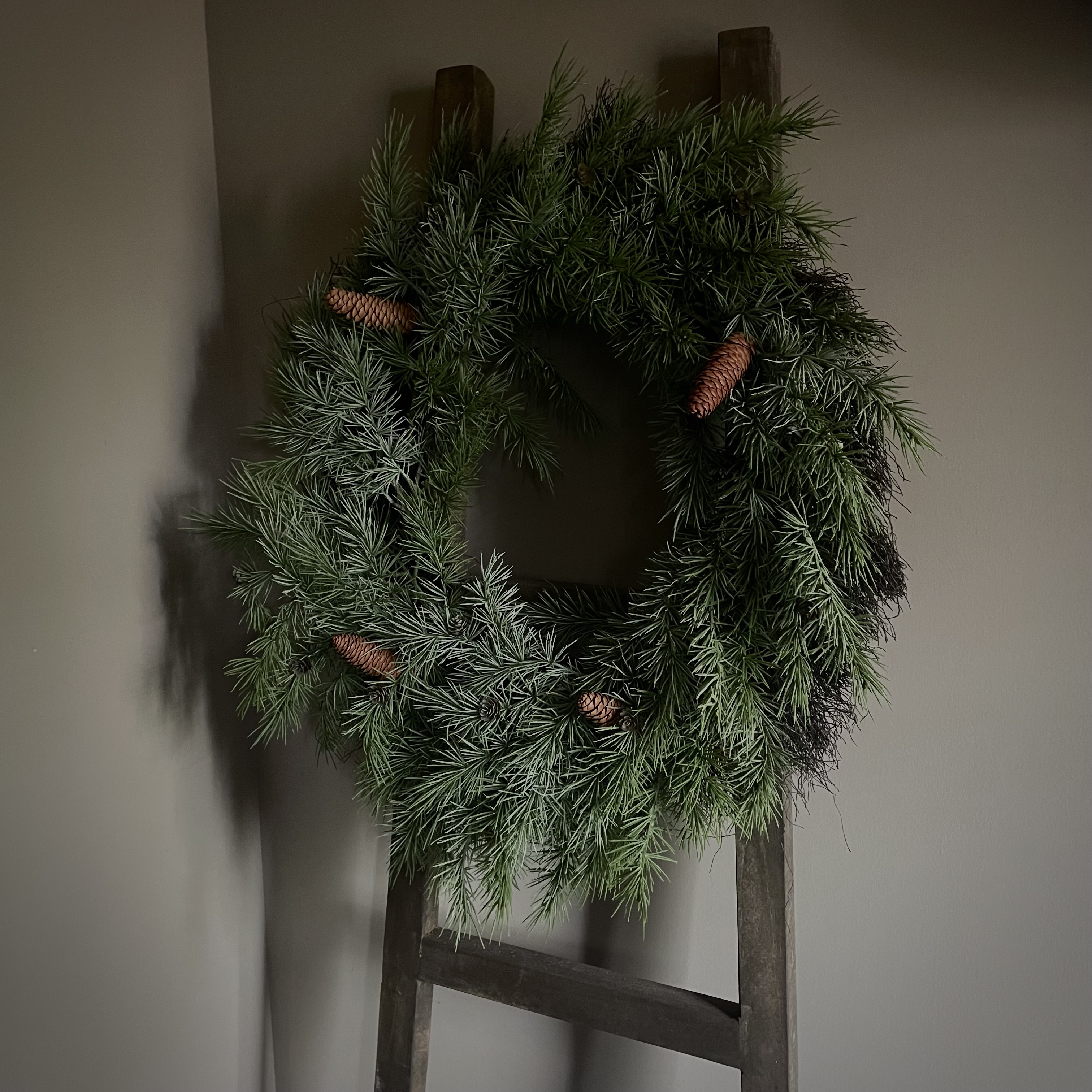 Ceder 'kunst' krans  XL (Ø 75 cm)