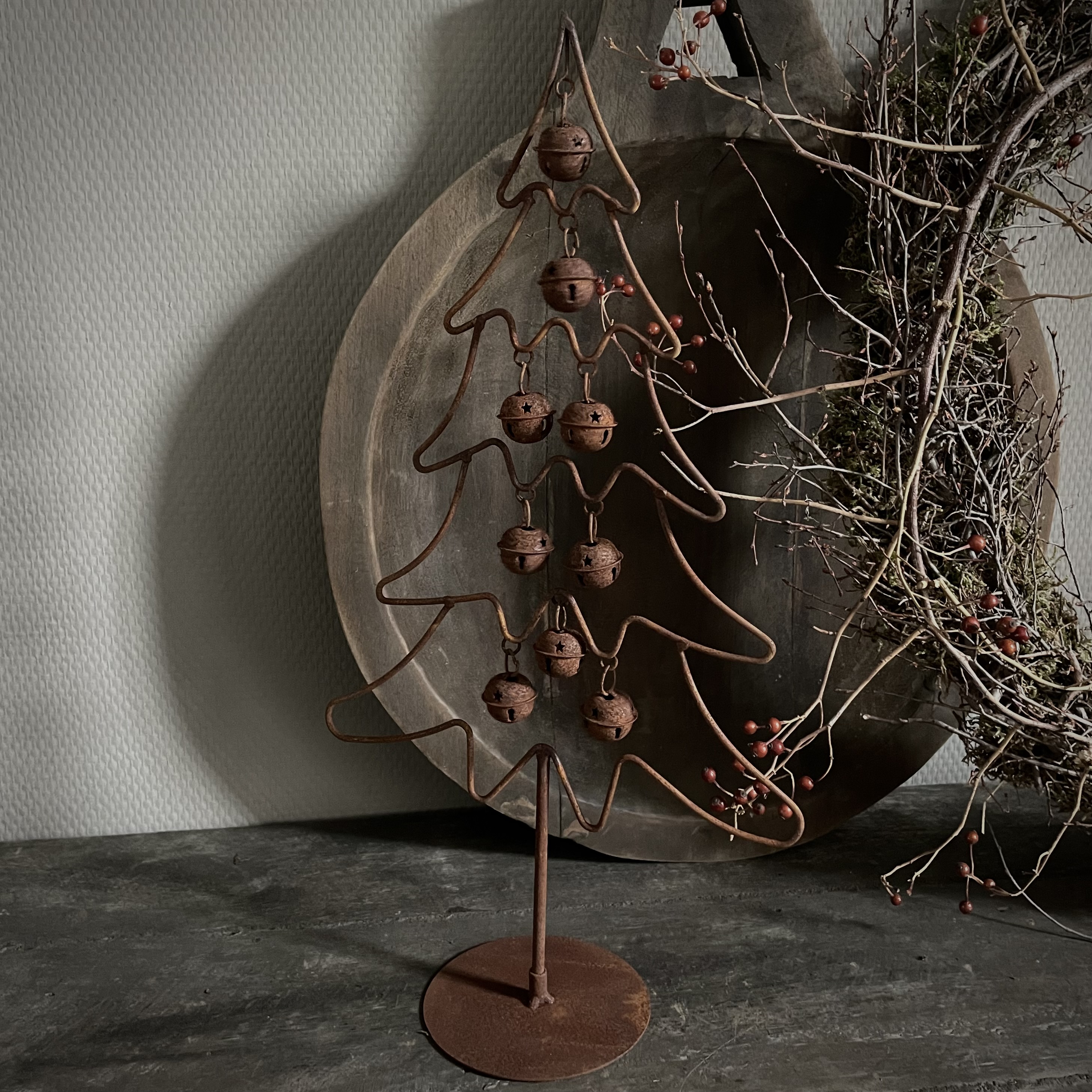 Roestige boom met belletjes (H 40,5 cm)
