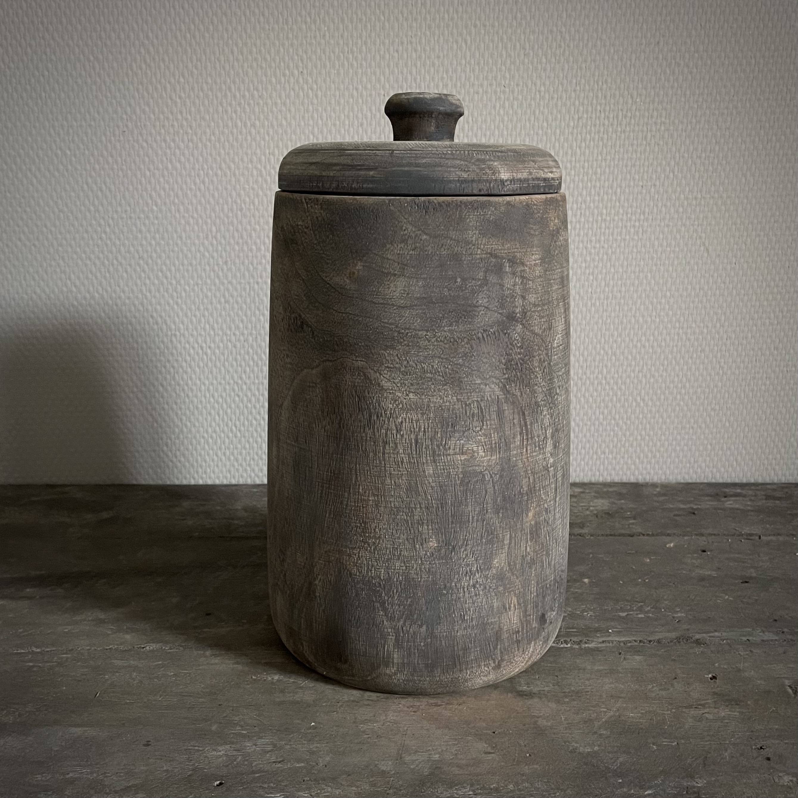 Vergrijsde houten pot (H 30 cm)