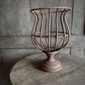 Metalen kandelaar (H 17,5 cm).