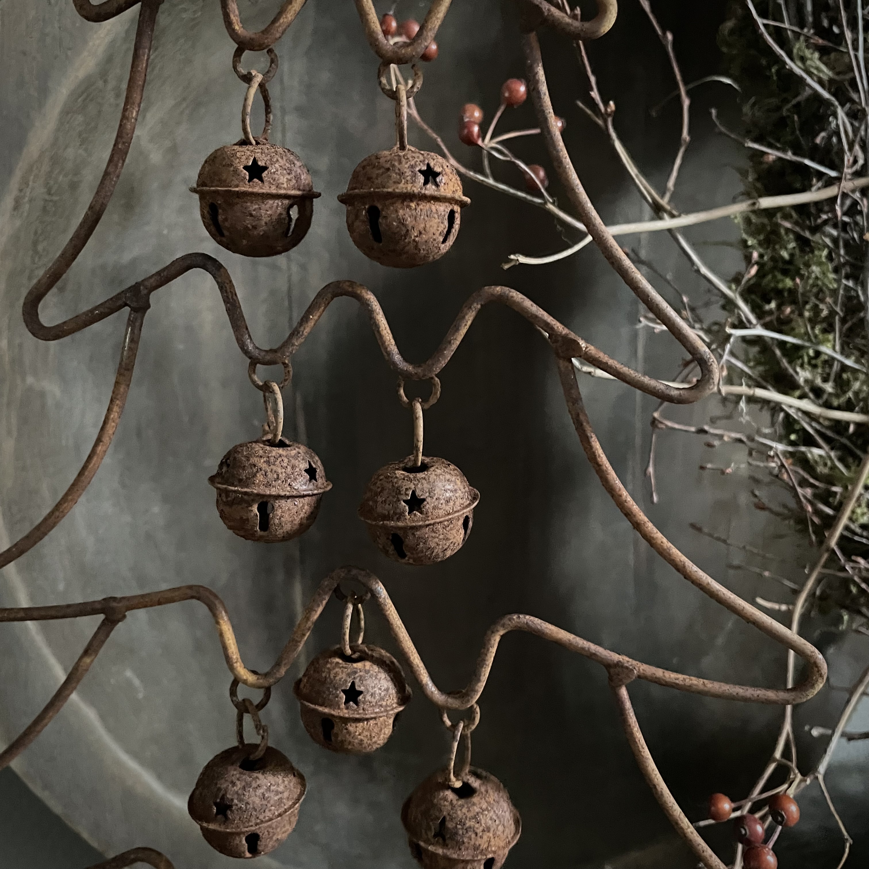Roestige boom met belletjes (H 40,5 cm)