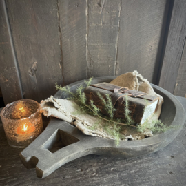 Vergrijsde houten schaal met greep ( L 38 cm.)