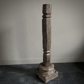 Oude Indische pilaar (H 91 cm.)