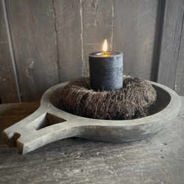 Vergrijsde houten schaal met greep ( L 38 cm.)