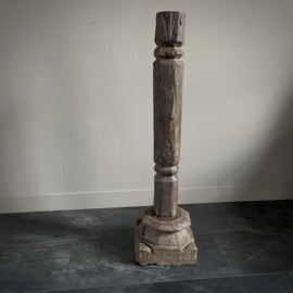 Oude Indische pilaar (H 91 cm.)