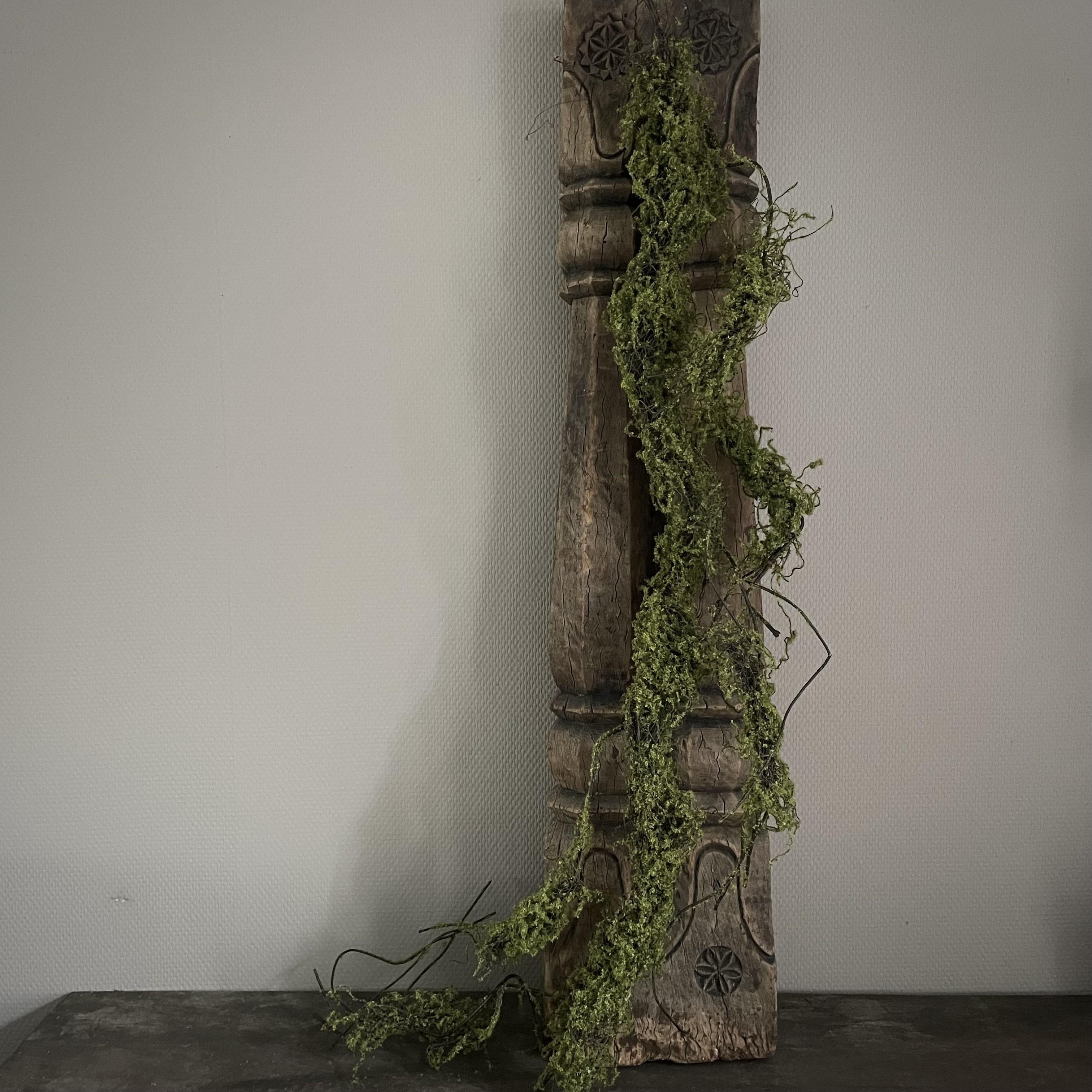Bemoste twijg/ tak. 'kunst' (L 135 cm)