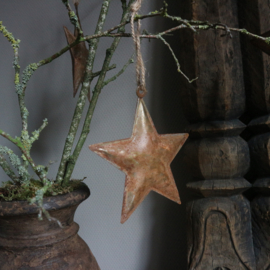 Metalen ster roest kleur aan jute M (H 12 cm)