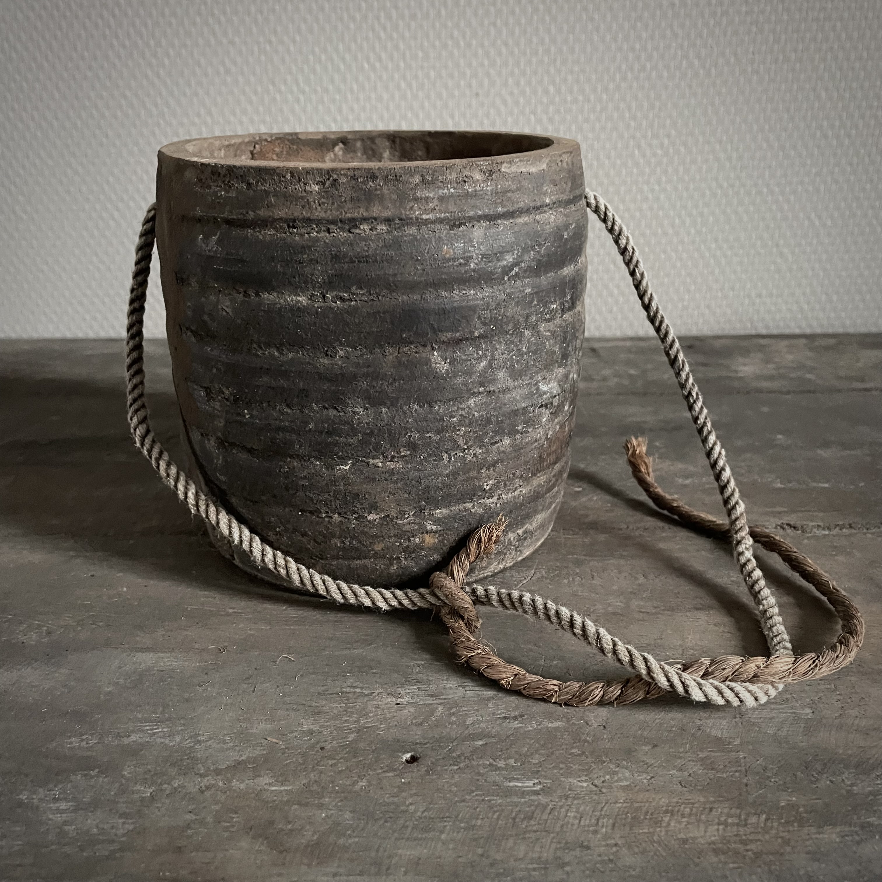 Oud Nepalees potje (H 12,5 cm)