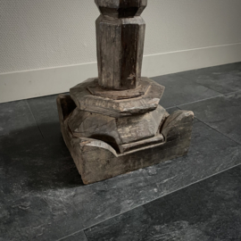 Oude Indische pilaar (H 89cm.)