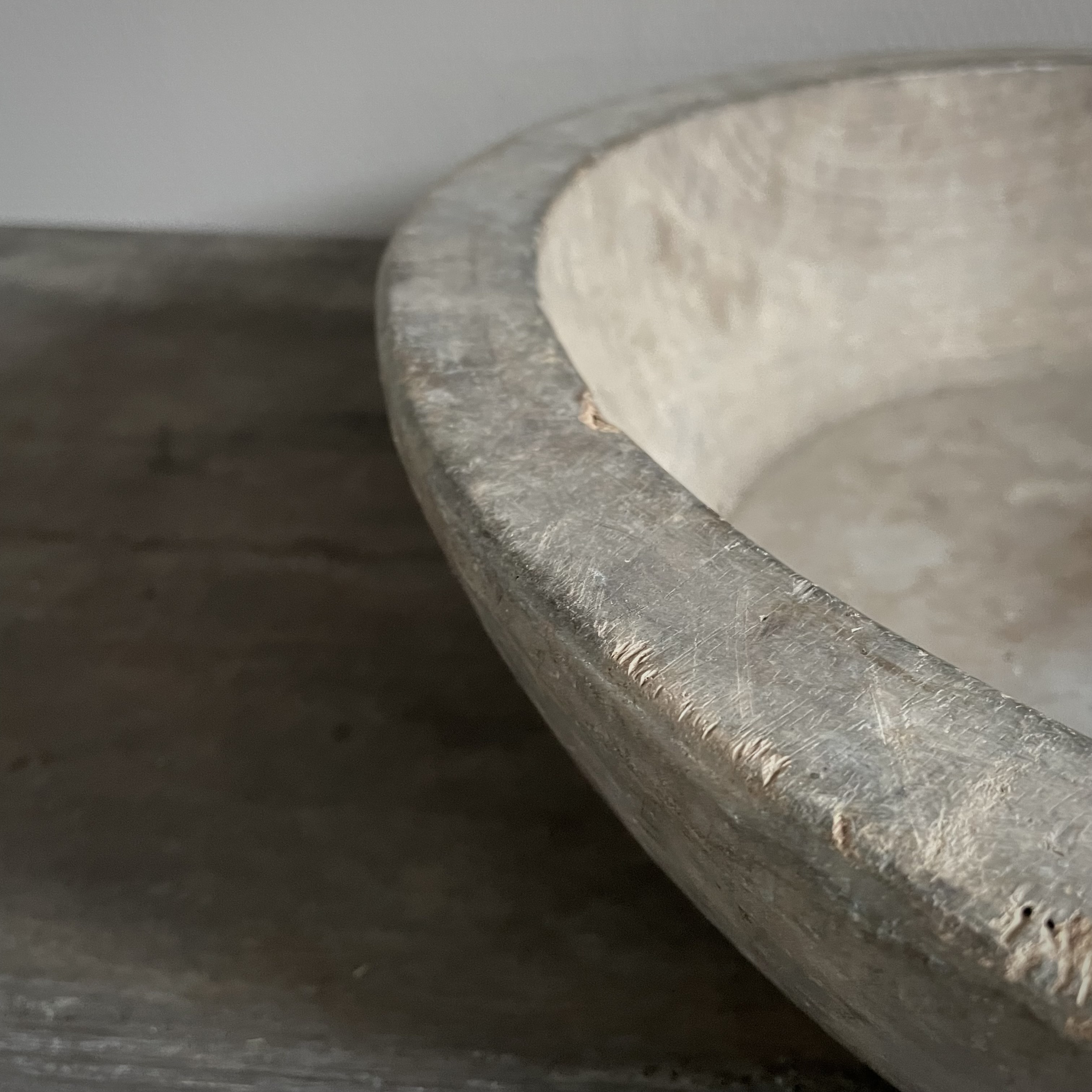 Oud houten schaal van Aura Peeperkorn (dia 43,5 cm)