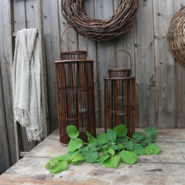 Houten lantaarn met windlicht van dik glas. (H 41 cm)