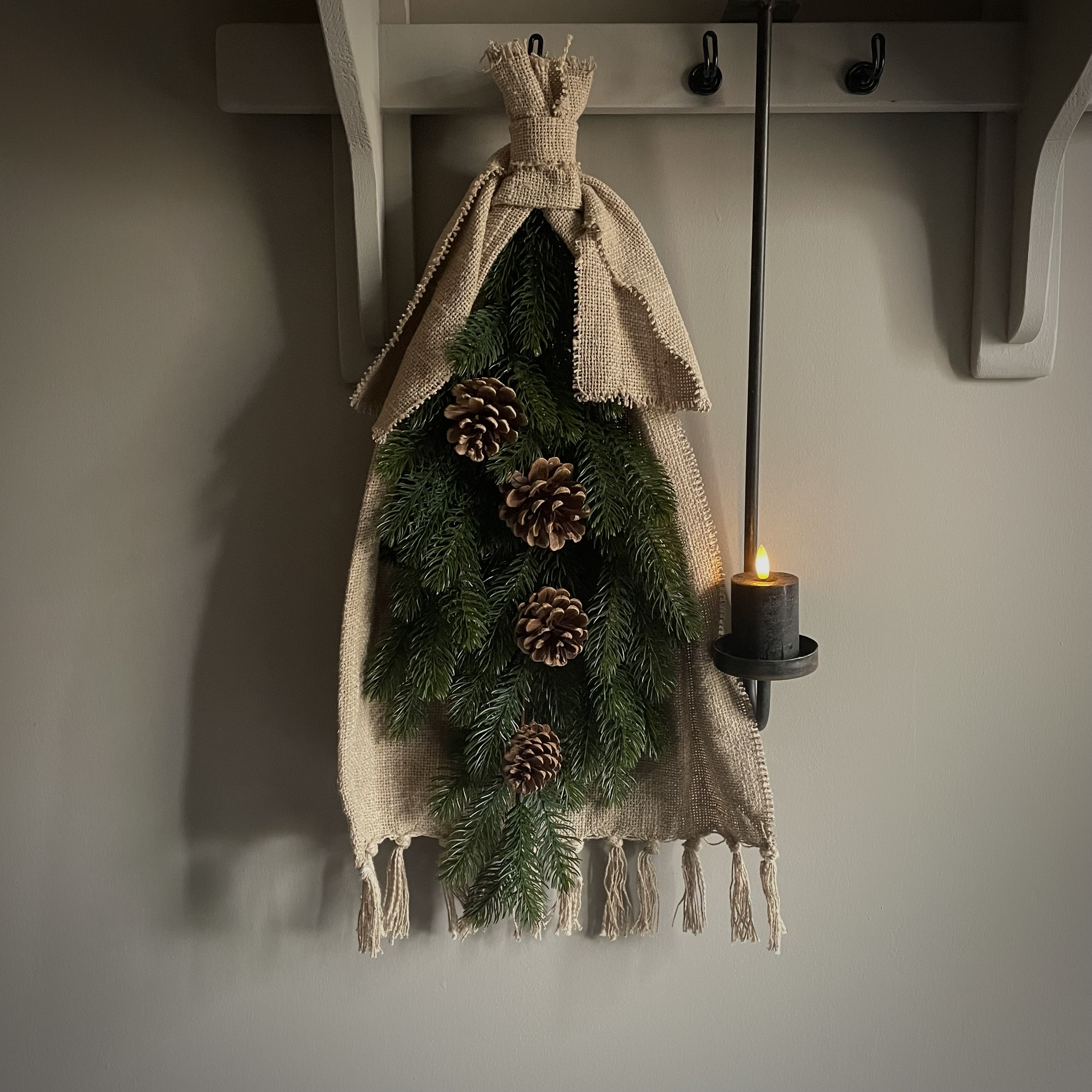 XL Toef 'kunst' met dennenappels en katoen (L 65 cm)