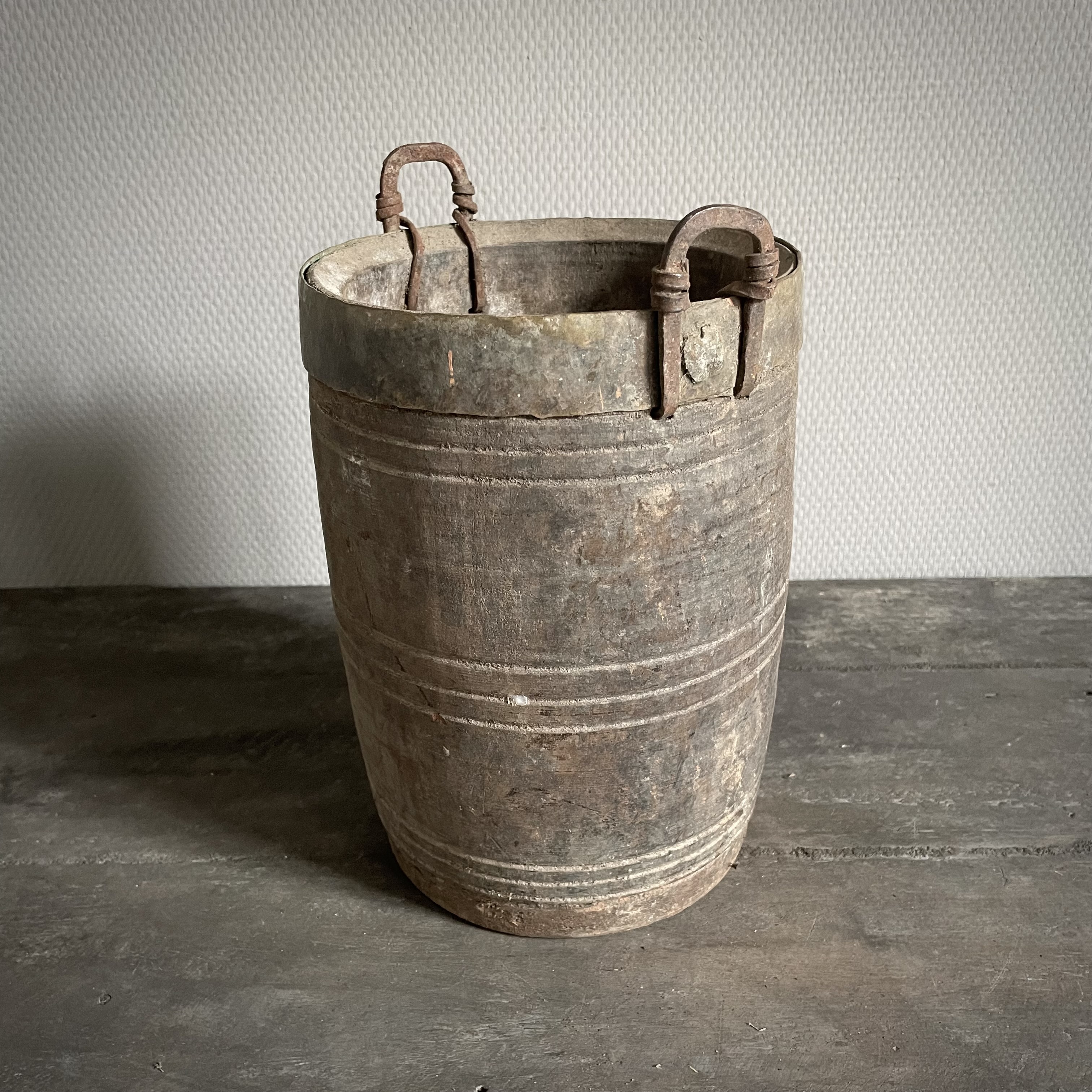 Oude Nepalese pot  NR134 (H 27 cm)