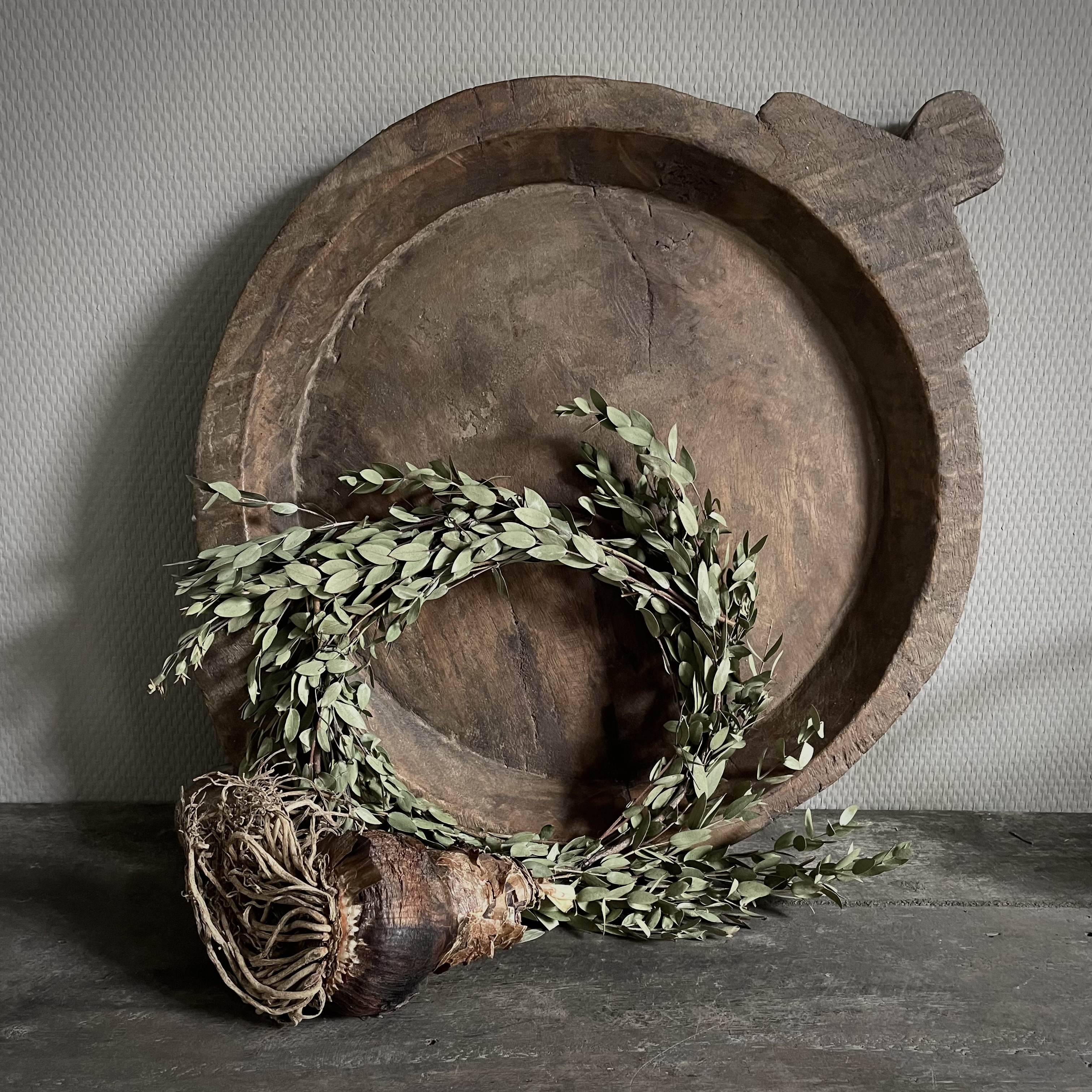 Oude verweerde  Chapati schaal 'Nr 87' ( L 57 cm)
