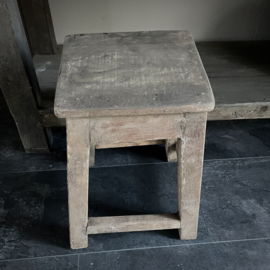 Oud houten kruk van Aura Peeperkorn (z)