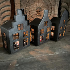 Set van 3 metalen gevelhuisjes (H 15,5 cm.)