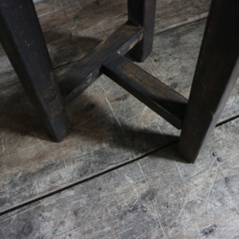 Oude donker houten kruk 13 (H 45,5 cm)