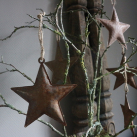Metalen ster roest kleur aan jute M (H 12 cm)