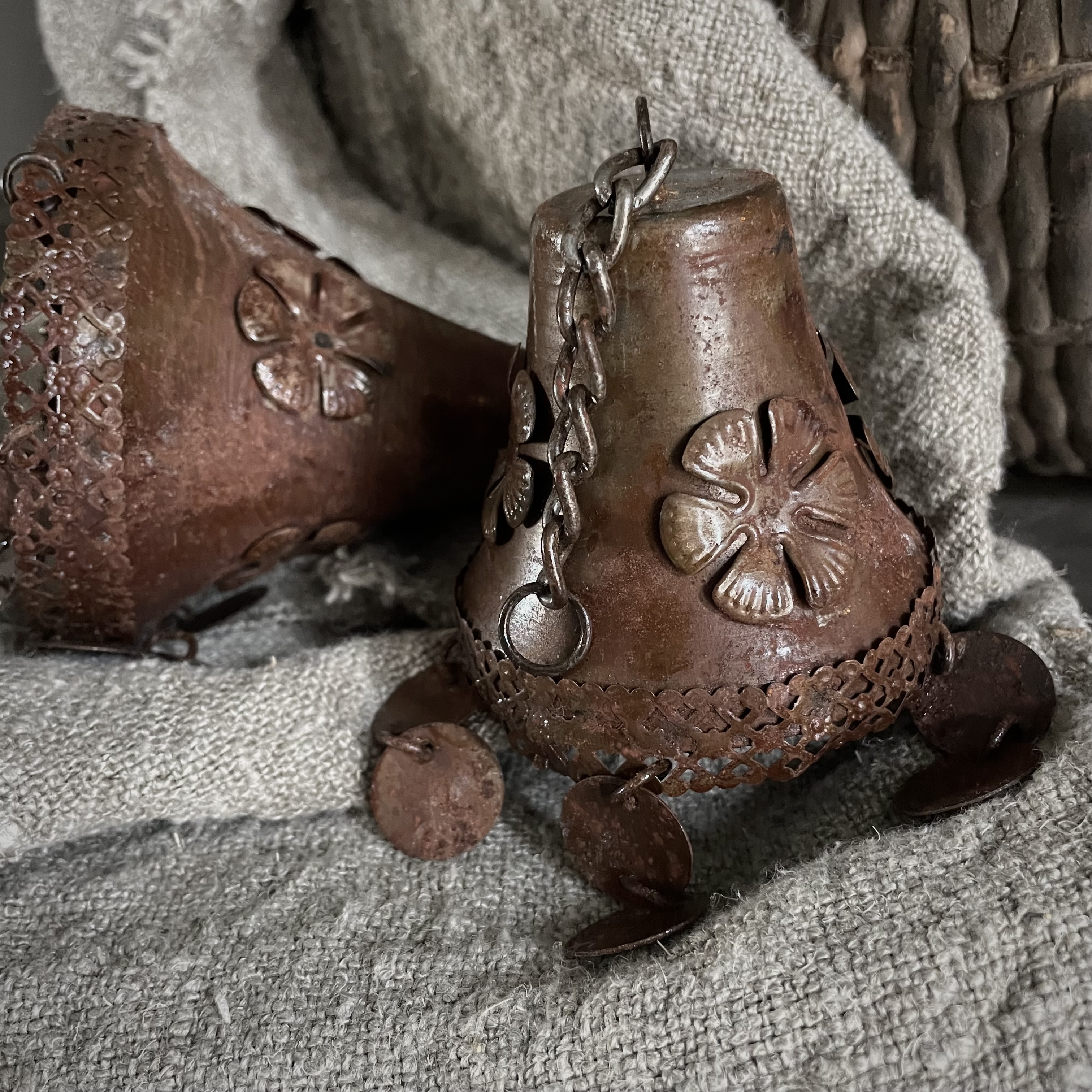 Metalen bel/ klok met ketting en muntjes (S)