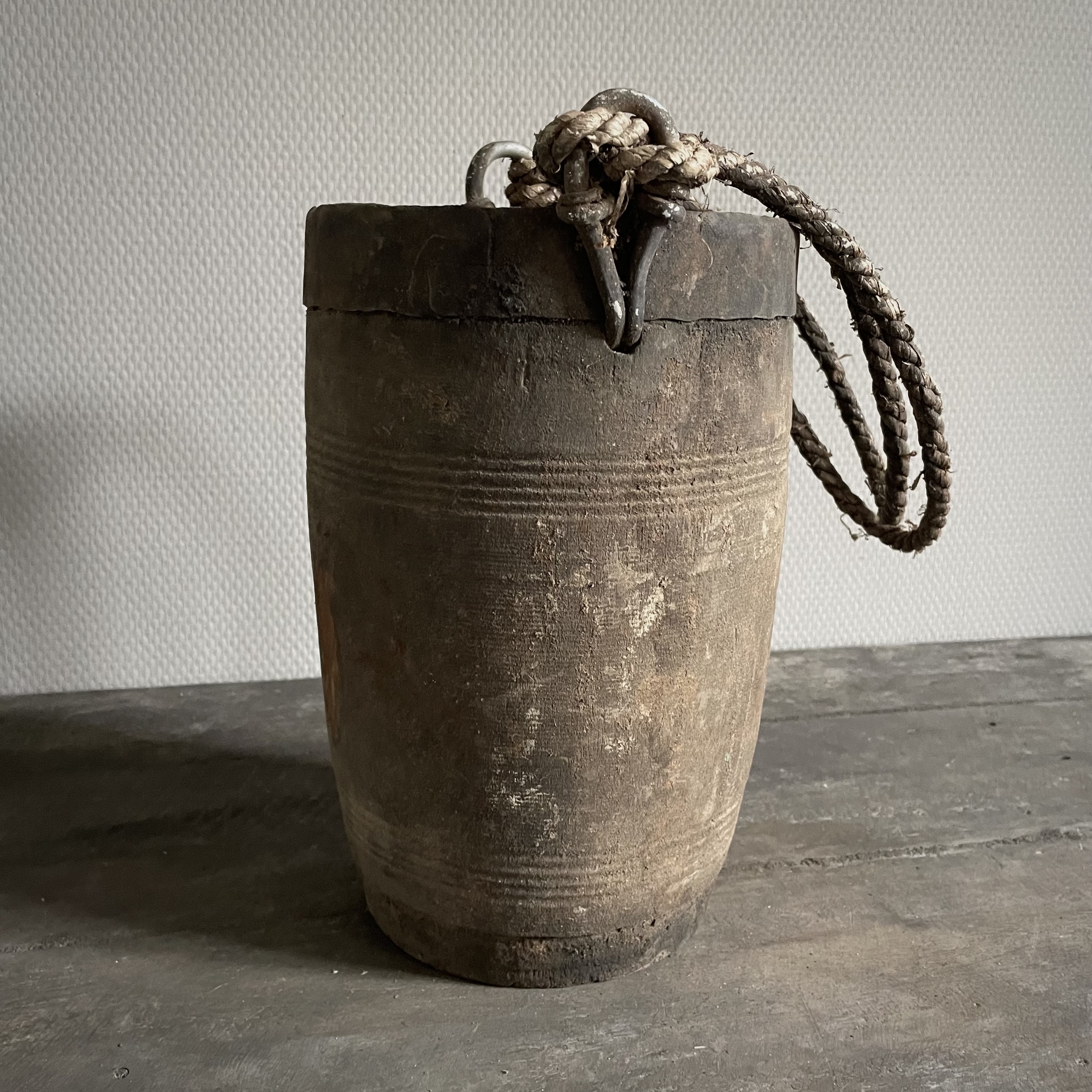 Oude Nepalese pot  NR132 (H 29 cm)