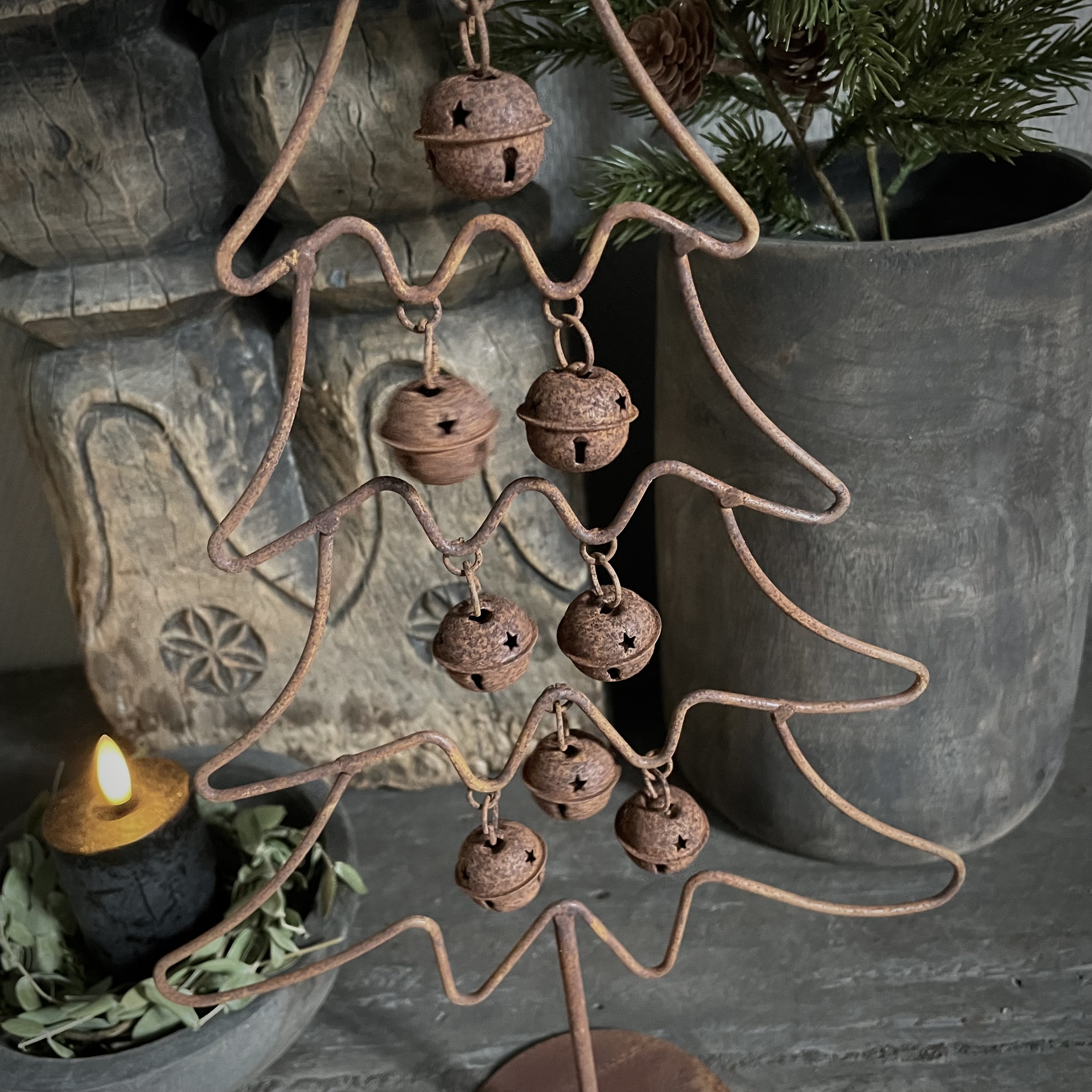 Roestige boom met belletjes (H 40,5 cm)