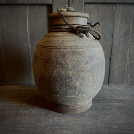 Oude Nepalese pot 135 (H 29 cm)