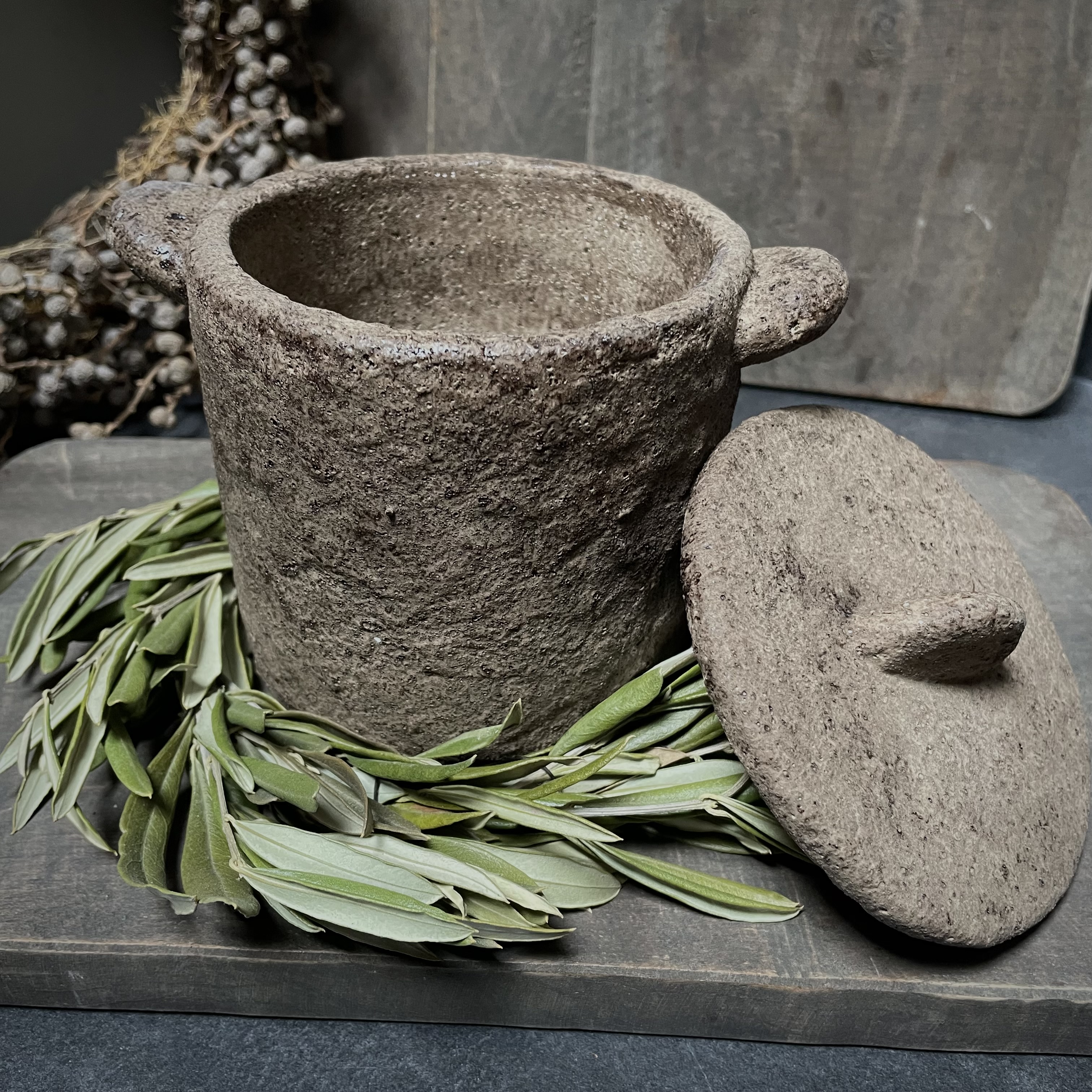 Aardewerken pot met deksel (H 12,5 cm)