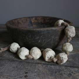 Papier maché bollen ketting (± 70 cm)