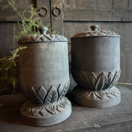 Houten pot op voet met deksel L (H 29 cm.)