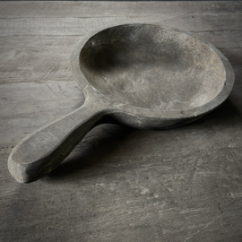 Vergrijsde houten schaal ( L 45,5 cm.)