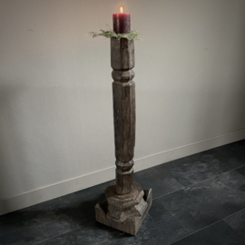 Oude Indische pilaar (H 89cm.)