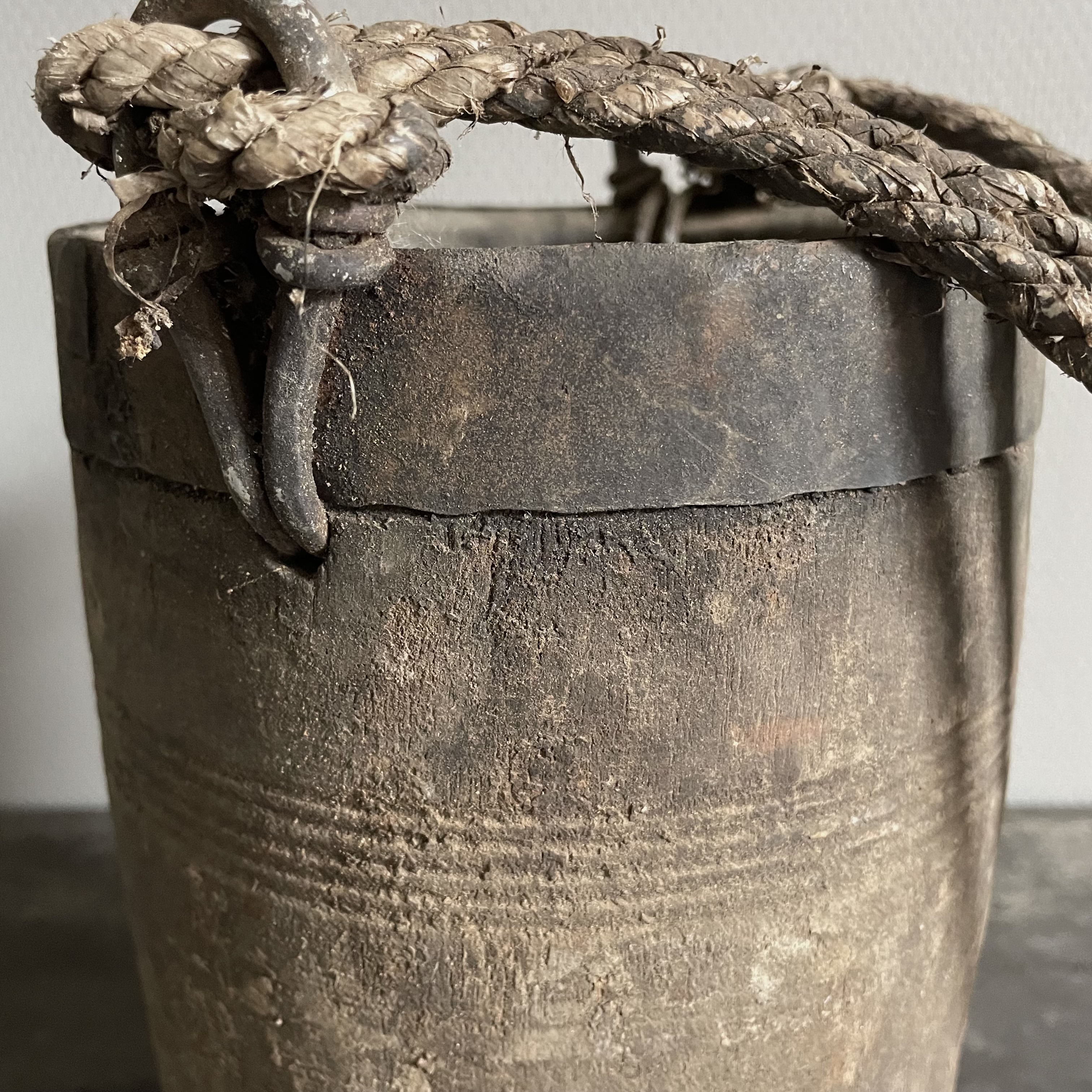 Oude Nepalese pot  NR132 (H 29 cm)