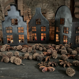 Set van 3 metalen gevelhuisjes (H 15,5 cm.)