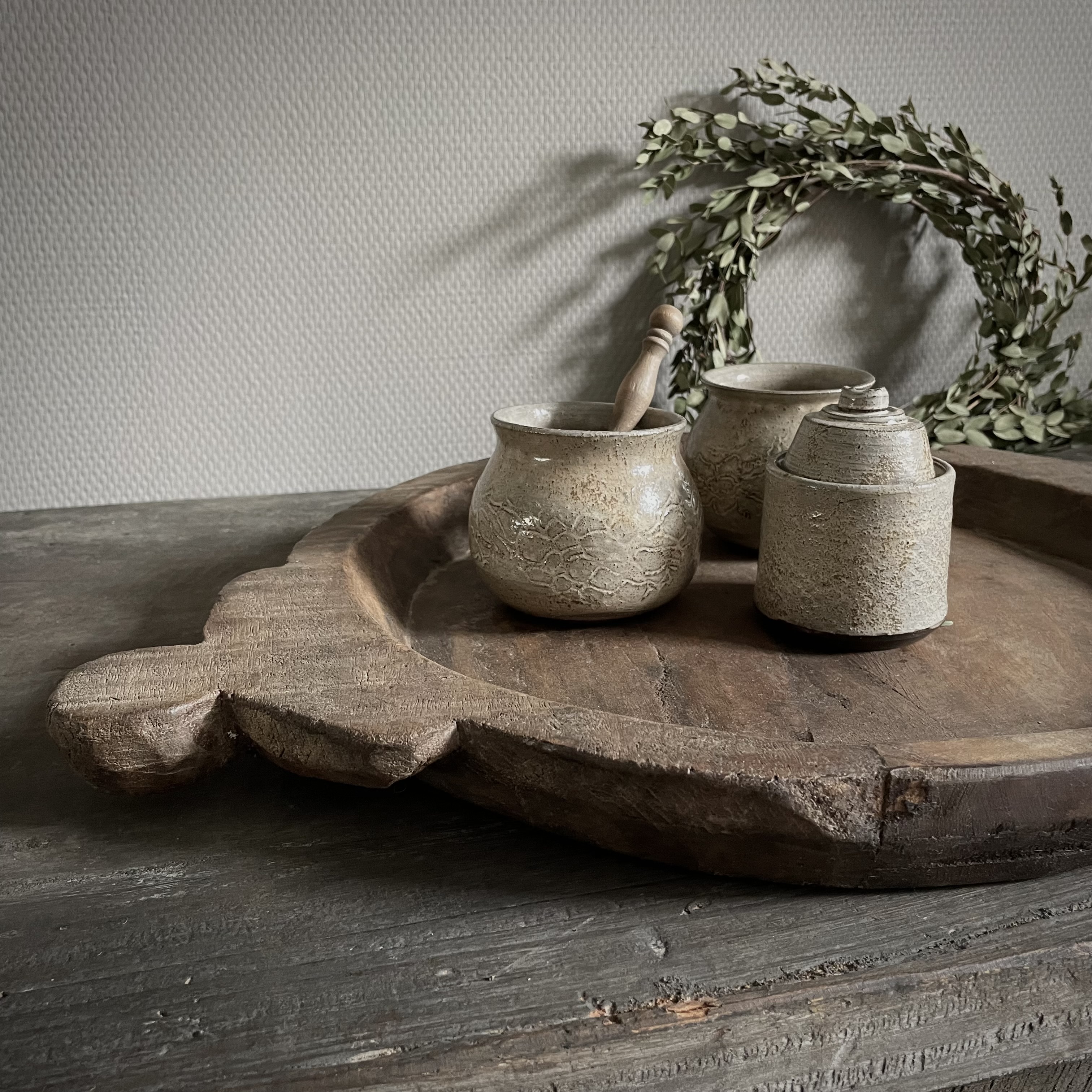 Oude verweerde  Chapati schaal 'Nr 87' ( L 57 cm)